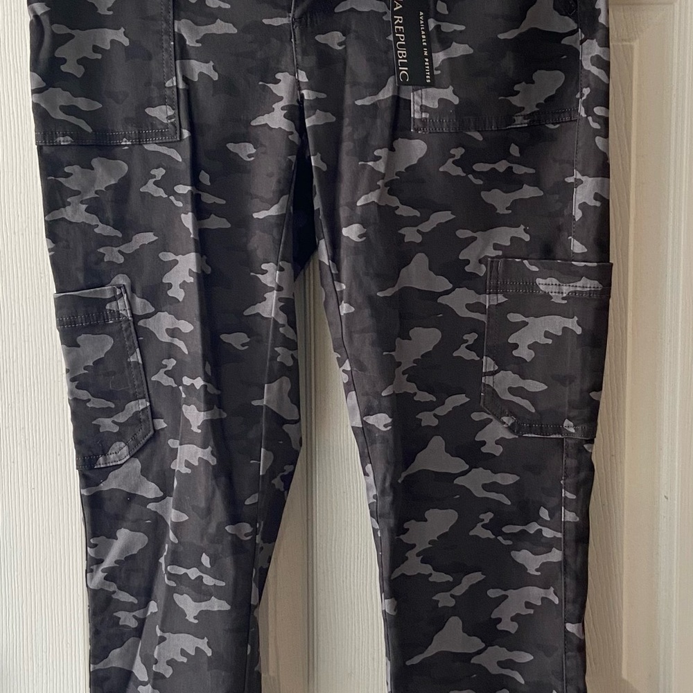 NWT Banana Republic cargo pants in camp.  Size 6